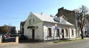 Недвижимость недели: в историческом центре продается трешка с камином