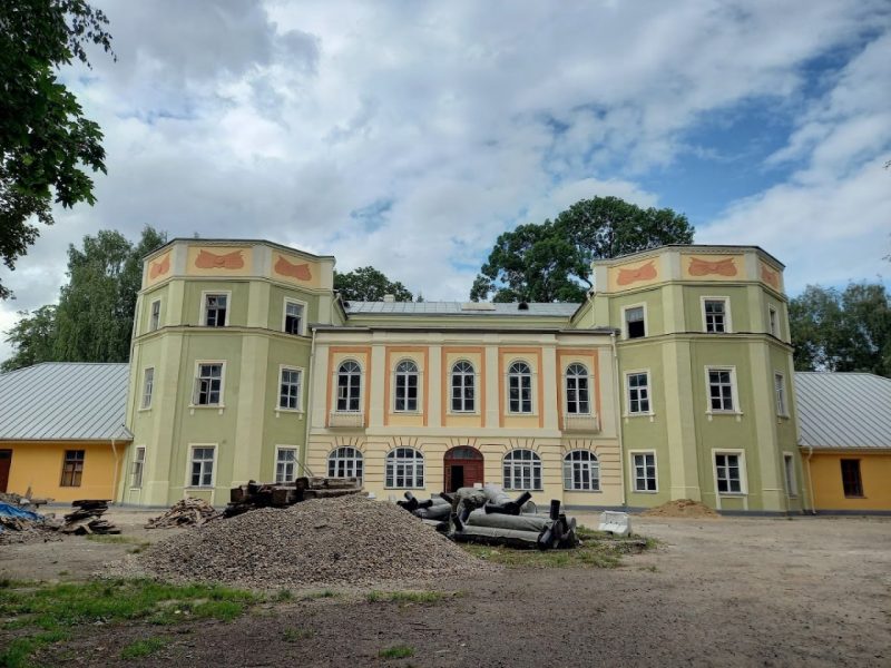Дворец XVIII века в центре Гродно раскрасили в разные цвета. Что не так? Медицинская академия в Гродно, 2024 год.