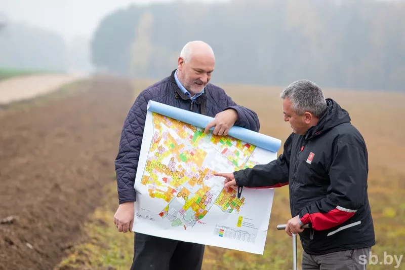 Продолжение истории с плантацией лука немецкого депутата под Лидой: стало известно, кто давал разрешение на работу политзаключенных Владельцы плантации Цыбулька-Бел под Лидой Йорг Дорнау и Юрий Куницкий. Фото: sb.by
