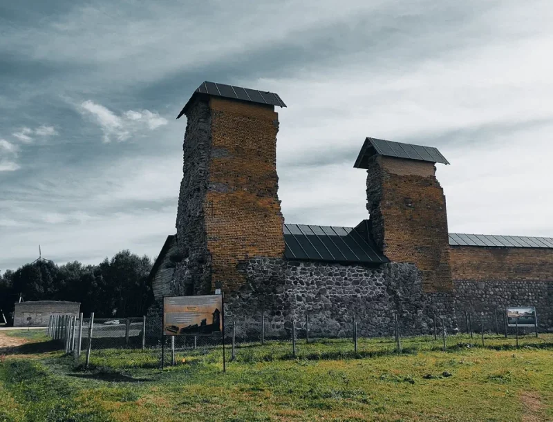 Куда съездить на Хэллоуин в Гродненской области: 5 мистических мест от замков до мельниц Кревский замок - там водятся привидения и это хорошее место отметить Хэллоуин в Беларуси