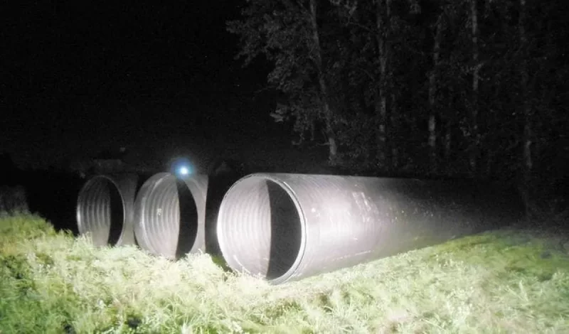 Трубы, которые придавили ребенка. Фото: Следственный комитет