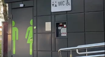 «Оплата проходит — дверь заперта». Как работают новые модульные туалеты в Гродно