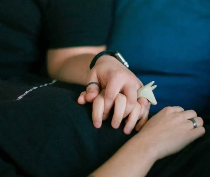 “Важатыя казалі, каб дачка пазваніла мамам”. Квир-эмигранты - о переезде в Польшу, костеле и гомофобии Наста Базар с женой. Фото Алины Мазовец