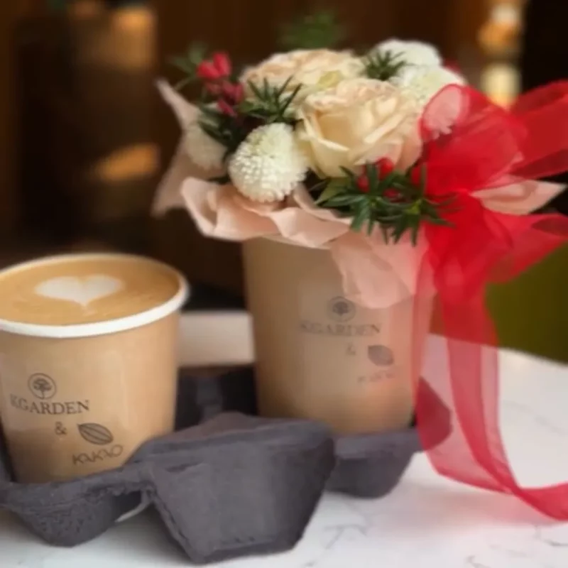 Сет из напитка с цветами.