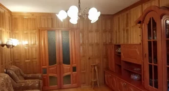 Недвижимость недели: в Гродно нашлась олдскульная квартира, где все стены отделаны натуральным деревом