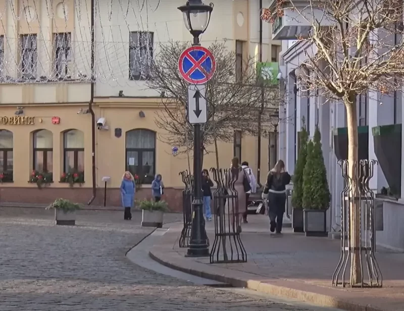 Всю Советскую затянули "звездным небом". Скриншот Hrodna.life репортажа "Гродно Плюс"