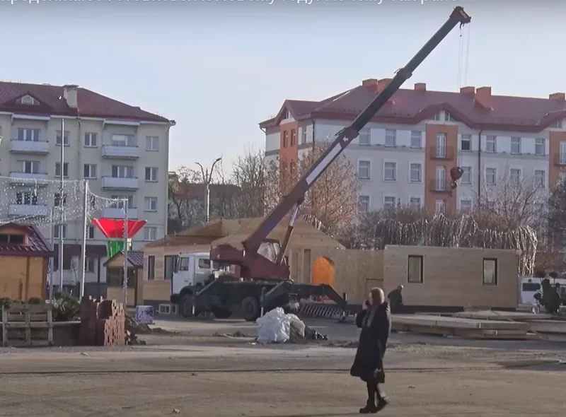 На Советской площади устанавливают домики. Скриншот Hrodna.life репортажа "Гродно Плюс"