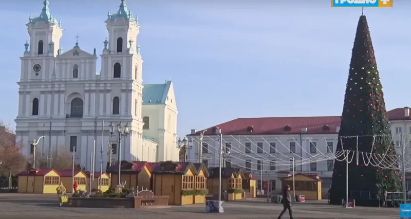 На Советской площади устанавливают домики. Скриншот Hrodna.life репортажа "Гродно Плюс"