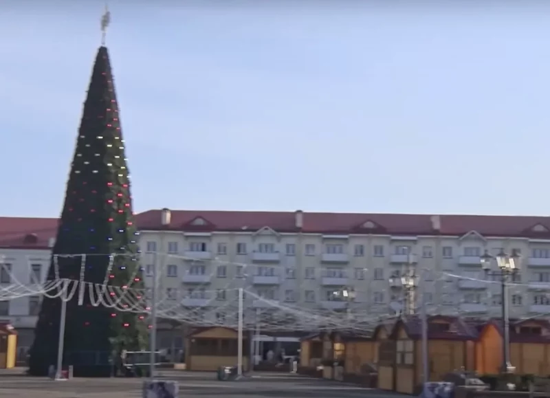 На Советской площади устанавливают домики. Скриншот Hrodna.life репортажа "Гродно Плюс"