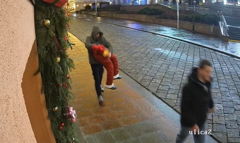 Гродненец крадет ноги Деда Мороза.