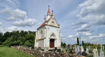 В часовне под Сморгонью разрушили саркофаги и разбросали человеческие останки — теперь ее восстанавливают