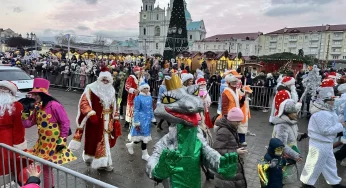 В Гродно прошел парад Дедов Морозов и Снегурочек