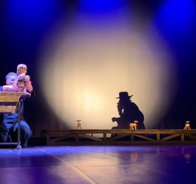Эпізод спектакля "Сымон-музыка" ў Гродзенскім тэатры лялек