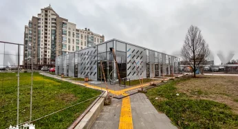 У мини-рынка «Девятовка» построили кафе с террасами. Сравните проект и результат