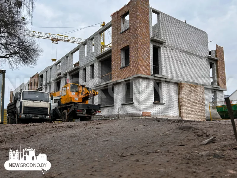 Будаўніцтва дамоў на месцы гістарычных казармаў на Шчорса. Фота: Newgrodno.by