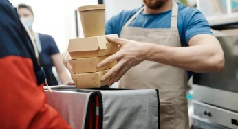 Чаевые больше зарплаты и сезонные работы. Какие вакансии предлагают гродненцам для подработки?