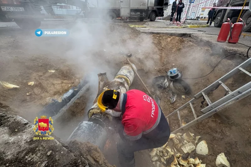 В Гродно прорвало трубопровод: без тепла остались жилые дома и детский сад Прорыв трубопровода на Кремко в Гродно. Фото: облисполком