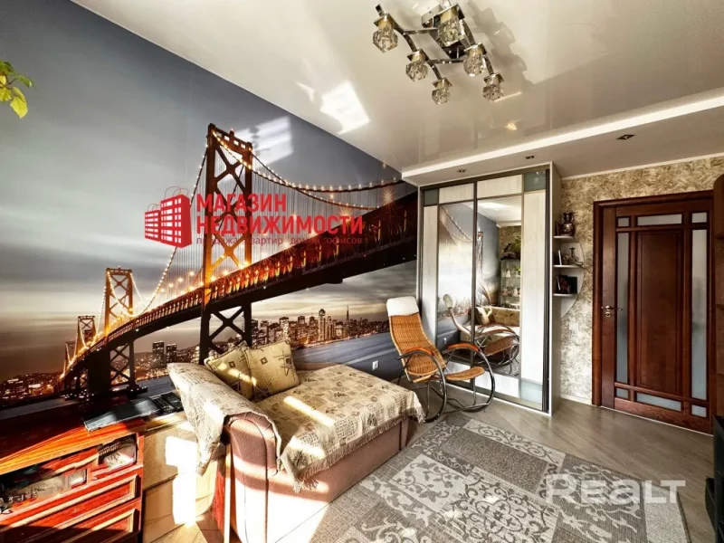 Недвижимость недели: в центре Гродно продают квартиру с мостом из Сан-Франциско во всю стену Квартира на пер. Пороховом, 3 в Гродно. Источник: realt.by