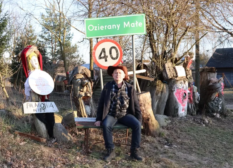 «Моя земля — что хочу, то и делаю». Съездили в польскую деревню у границы с Беларусью, куда староста приглашает жить всех желающих Лешек Скродский у указателя с названием деревни Озераны Мале - деревни на границе Польши и Беларуси. Фото: Hrodna.life / MOST