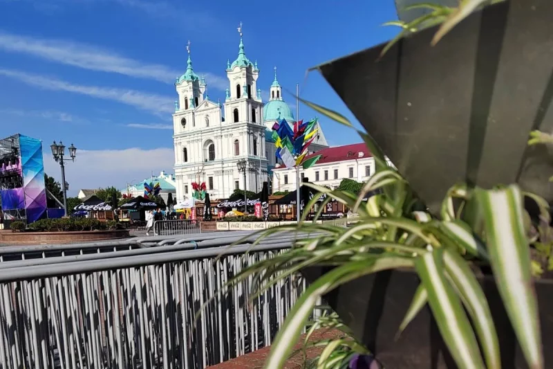 Туристка назвала Гродно «небольшим провинциальным городком» — белорусы не согласились Фарный костел на Советской площади в Гродно. Фото из архива Hrodna.life