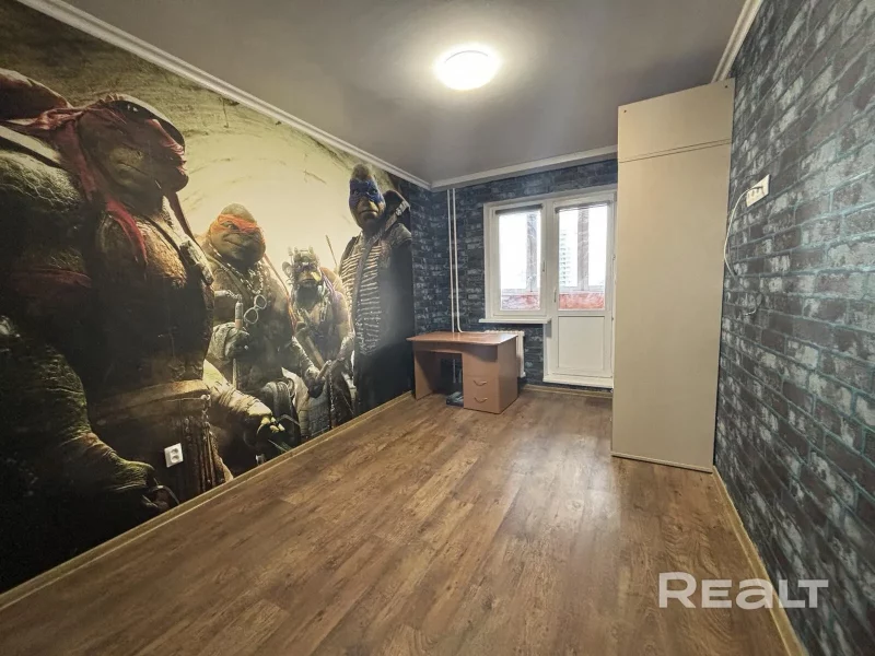 Недвижимость недели: на Девятовке продают квартиру с черепашками-ниндзя и объемной картой мира на стене Квартира на Девятовке с черепашками-ниндзя. Источник: realt.by