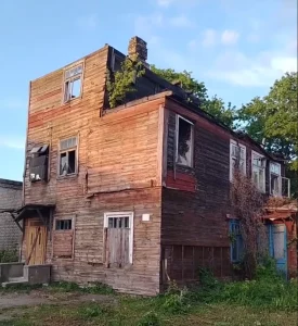 Выкупили и снесут. Что сейчас с межвоенным особняком, которому шесть лет назад давали "последний шанс" дом на Осипенко, 3 в Гродно в Учительской колонии