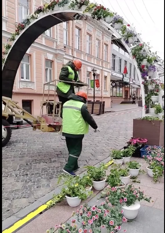 Аркі на Савецкай ужо ўпрыгожылі кветкамі - гараджане параўноўваюць вуліцу з «маленькай Галандыяй»