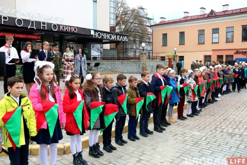 Гродненских школьников принимают в пионеры. Октябрь 2019. Фото: Руслан Кулевич / Hrodna.life