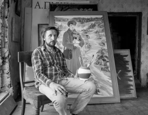 В Варшаве готовят выставку, вдохновленную творчеством Алеся Пушкина. Вспоминаем, как художник был связан с Гродно Алесь Пушкин в мастерской, Бобр, май 2014. Фото: Янек Козель