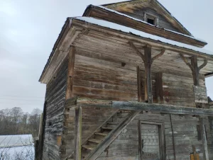 В Ошмянах с аукциона продают столетний деревянный склад. Чем он ценен? 