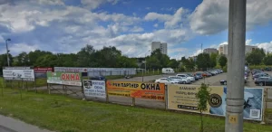 Реклама на ограждении стоянки в Гродно, 2023 год. Источник: Яндекс.Карты