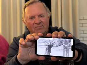 «Я везунчик по жизни». 100 лет назад дед Эндрю был президентом Гродно, а сегодня 86-летний внук по крупицам воссоздает историю семьи Эндрю Стемпневский в Белостоке, июнь 2025