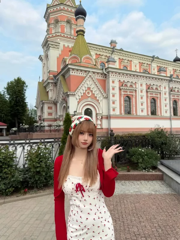 В Гродно приехала очень милая туристка из Китая — горожане жалеют, что не успели сделать с ней фото