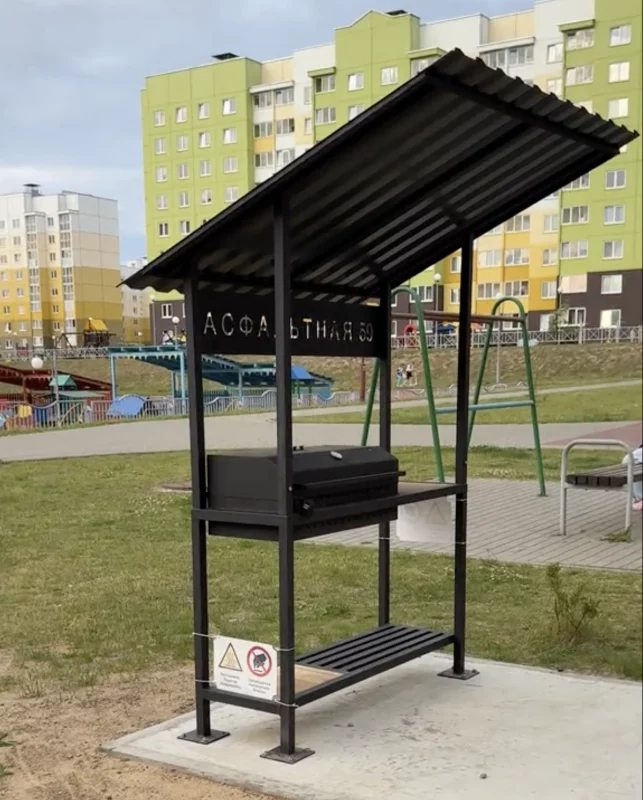 В Грандичах жильцы установили мангал во дворе дома. Гродненцы спорят, законно ли это