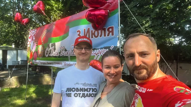 Гродненец «стал жертвой в колыбели демократии». Потерял работу в Америке за празднование Дня Победы Андрей Леуто (справа) с белорусской диаспорой в Америке. Фото: личный архив Леуто