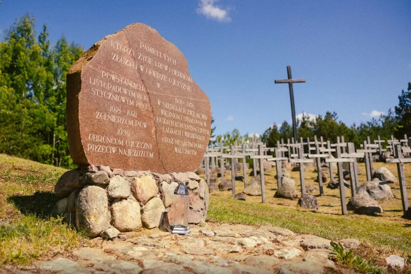 Манумент ахвярам Аўгустоўскай аблавы ў Гібах. Фота: Kamil Timoszuk / Urząd Marszałkowski Województwa Podlaskiego