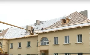 Крыша находится в России. Жители дома на Фолюше в Гродно жалуются на капитальный ремонт Крыша находится в России. Жители дома на Фолюше в Гродно жалуются на капитальный ремонт