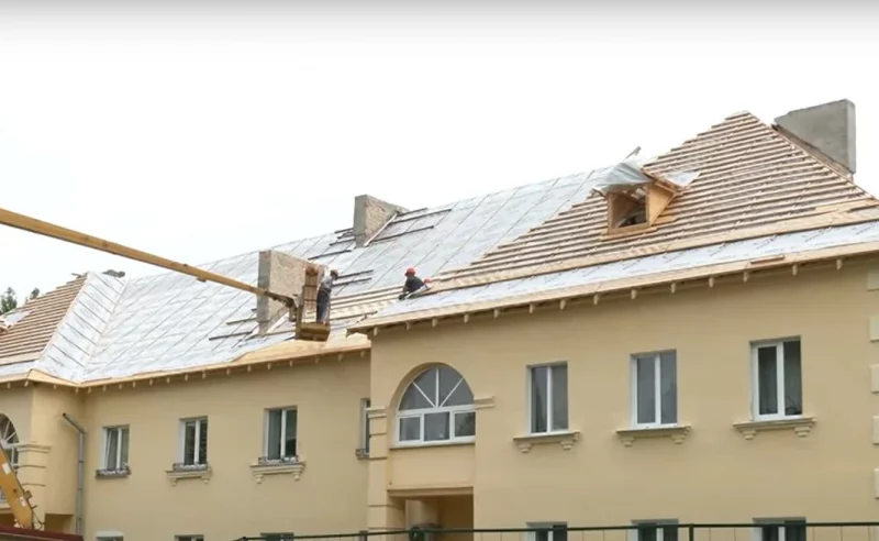 Крыша находится в России. Жители дома на Фолюше в Гродно жалуются на капитальный ремонт Крыша находится в России. Жители дома на Фолюше в Гродно жалуются на капитальный ремонт