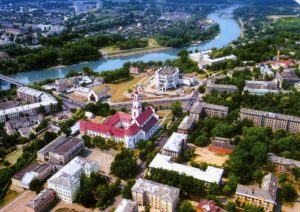 В Гродно прошло шествие сказочных персонажей во главе с Дедом Морозом Снимок 2000 года. В центре не осталось и половины этой зелени