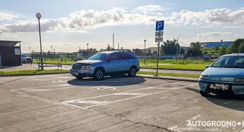 Водителей в Грандичах массово оштрафовали за парковку на инвалидных местах