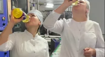 Лукашенко отпил рапсовое масло из бутылки. Бюджетники бросились за ним повторять