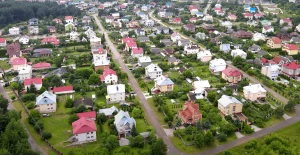 “Средств нет, а праздники организуют”. В Лососно годами затапливает дома из-за плохой дороги, но власти не решают проблему  Лососно в Гродно, 2021 год. Скриншот Hrodna.life из видео YouTube-аккаунта "Михалыч"