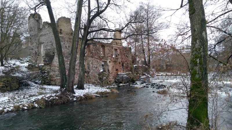 Руины на Лососянке: история мельницы на границе государств, которая стал популярной фотозонай в Гродно Мельница на Лососянке в 2017 году. Фото из архива Hrodna.life