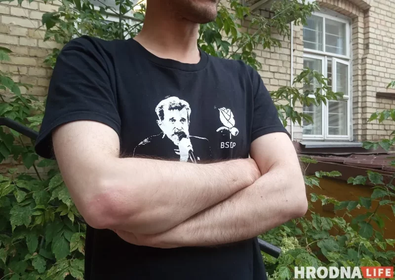 Сяргей Спарыш у майцы з партрэтам Ігара Ледніка
