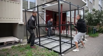 В Сморгони жители установили самодельную велостоянку у подъезда. Белорусы спорят, как скоро строителей оштрафуют 