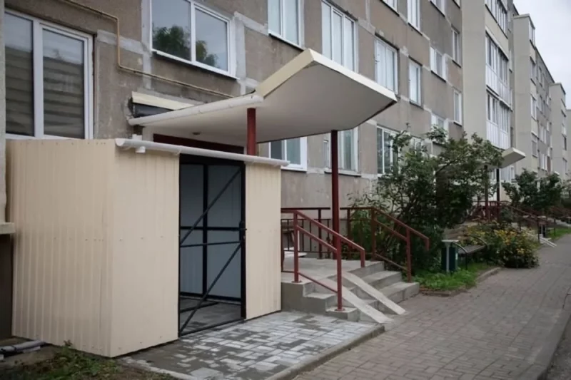 У Смаргоні жыхары ўстанавілі самаробную веластаянку ля пад'езда. Беларусы спрачаюцца, калі будаўнікоў аштрафуюць