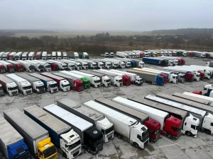 В Беларуси застряли более 1200 литовских фур, часть из них “потерялась”. Что происходит с “грузовым” кризисом двух стран Литовские грузовики на границе