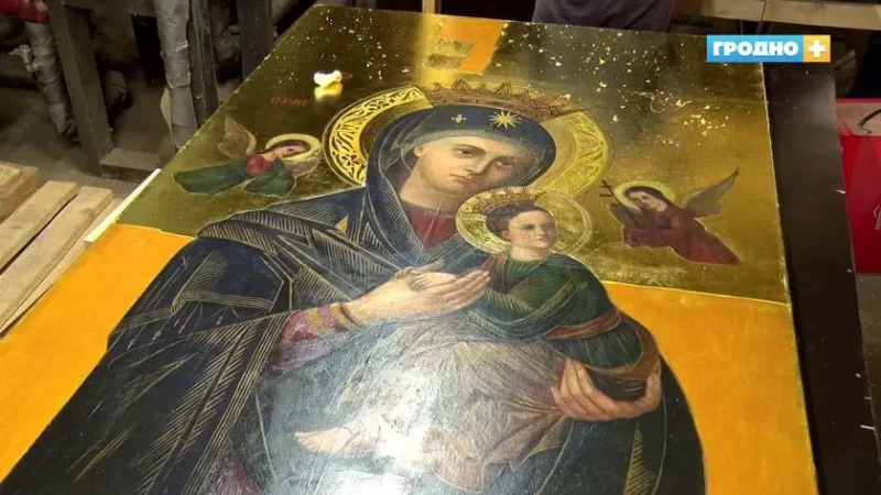 В Фарном костеле реставрируют икону Неустанной Помощи – специалистам нужно восстановить еще пять алтарей  