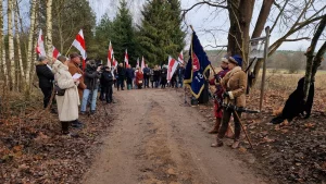 В Мостовлянах планируют восстановить усадьбу Калиновских Открытие доски в честь Калиновского в деревне Мостовляны. Архив Hrodna.life