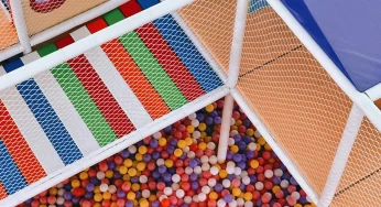 В Гродно мальчик получил травму в лабиринте: развлекательный центр выплатит моральный ущерб